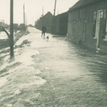 Het water stroom over de vissersdijk